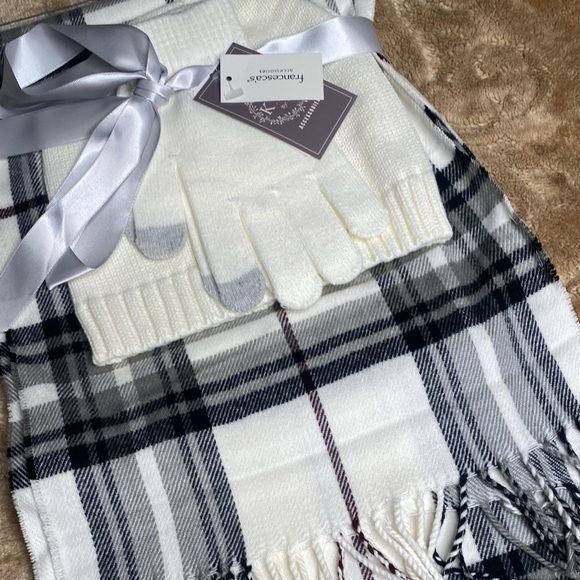 Francesca’s Scarf Beanie & Glove Gift Set Screen Compatible Christmas Gift - Picture 6 of 12